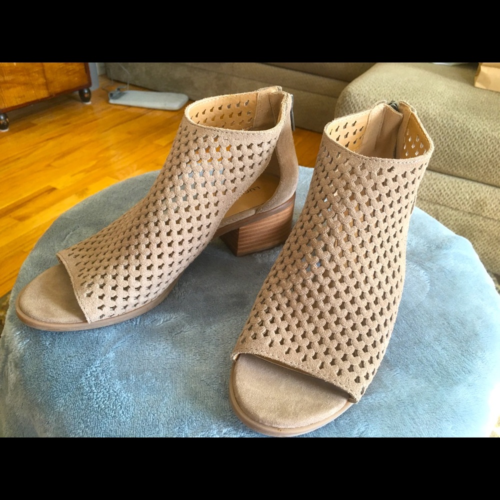 Tan open toe shoe
